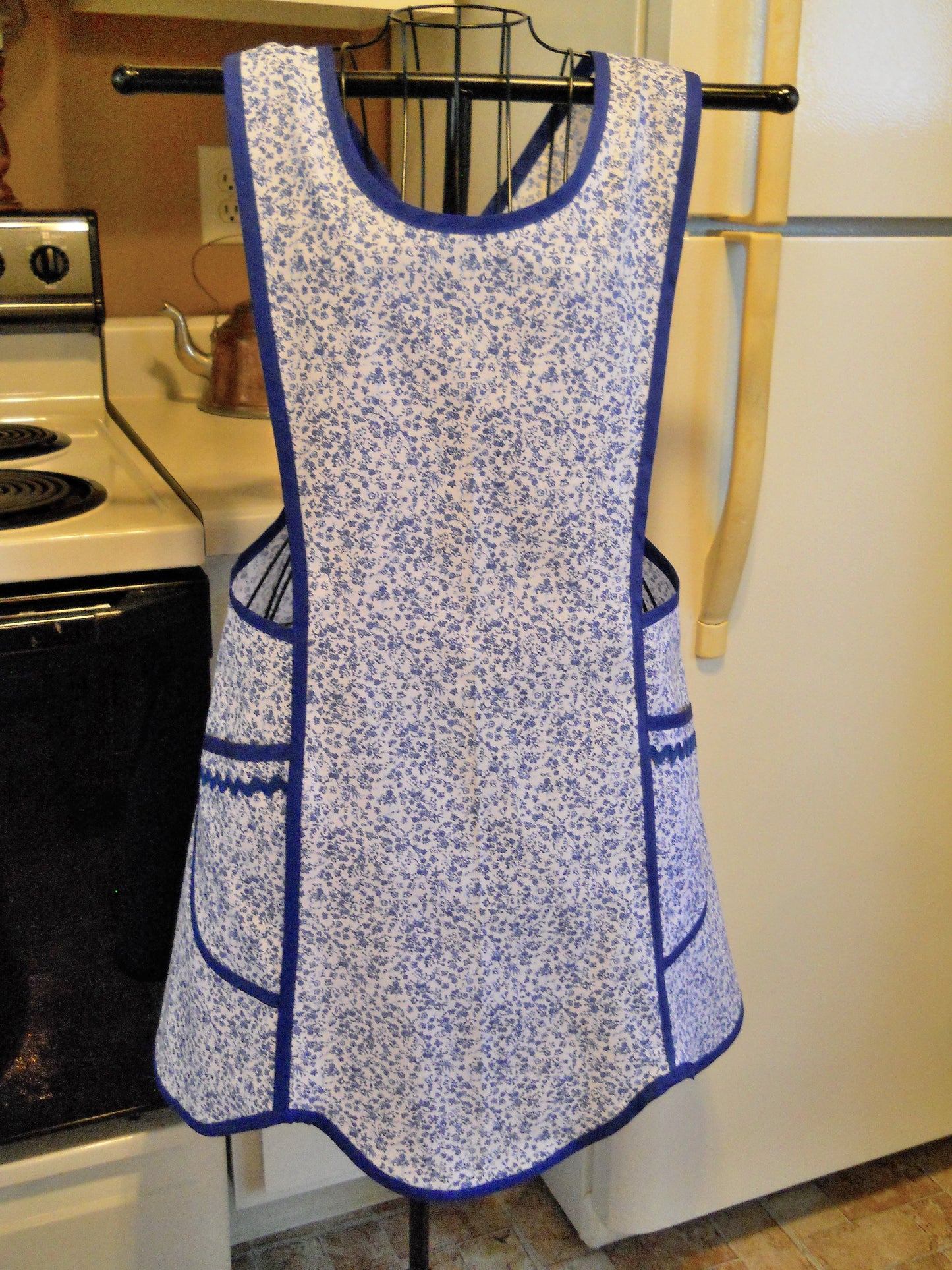 Old Fashioned Vintage Style Crossover No Tie Apron in Blue Floral in XL