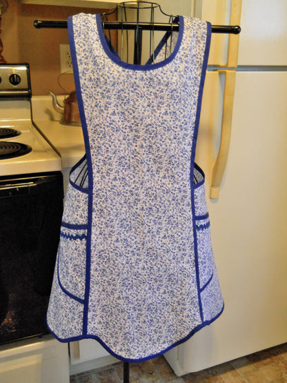 Old Fashioned Vintage Style Crossover No Tie Apron in Blue Floral in XL