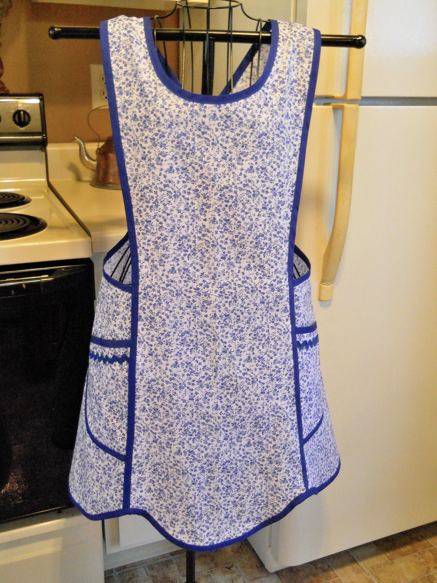 Old Fashioned Vintage Style Crossover No Tie Apron in Blue Floral in XL