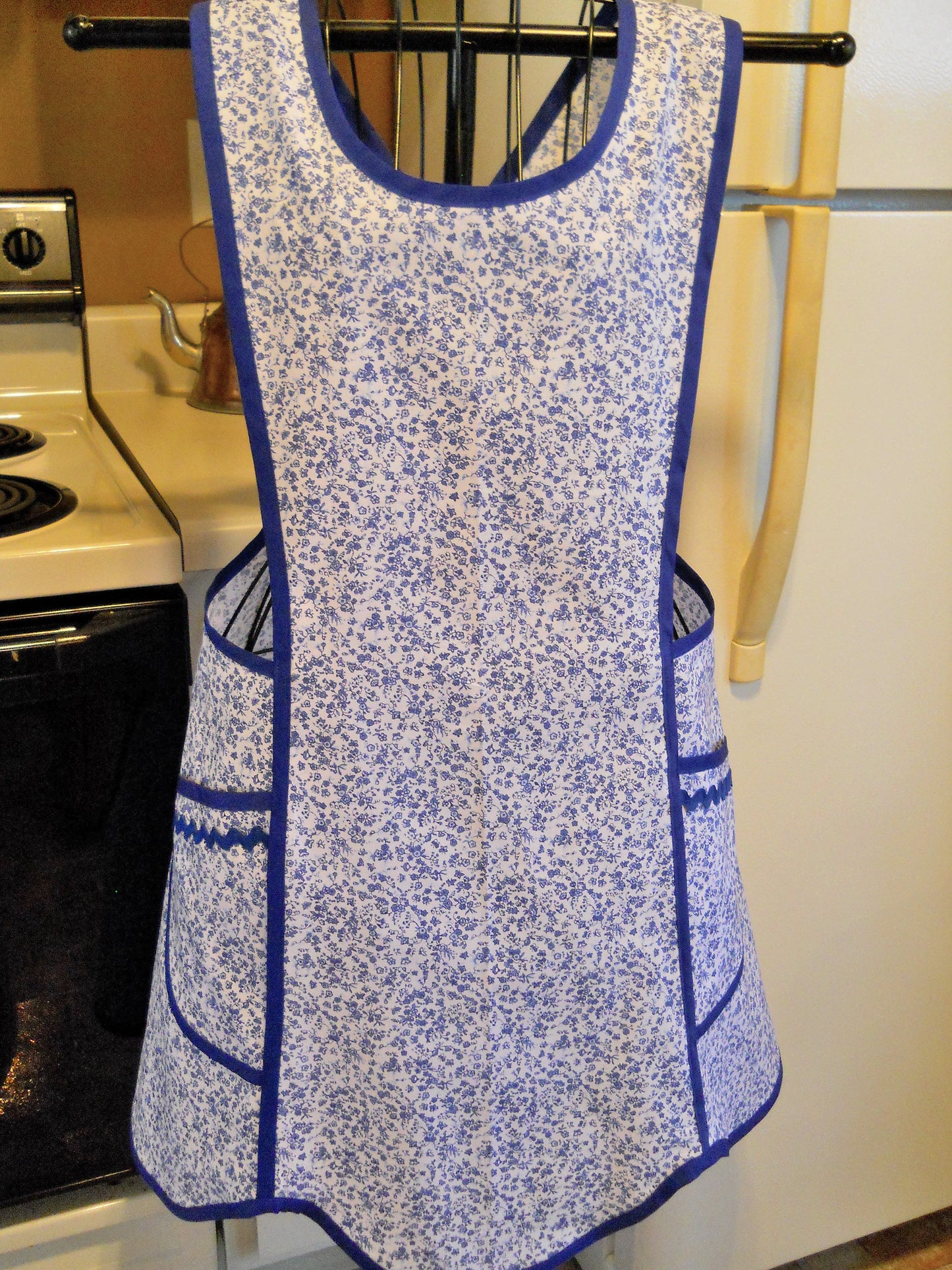 Old Fashioned Vintage Style Crossover No Tie Apron in Blue Floral in XL