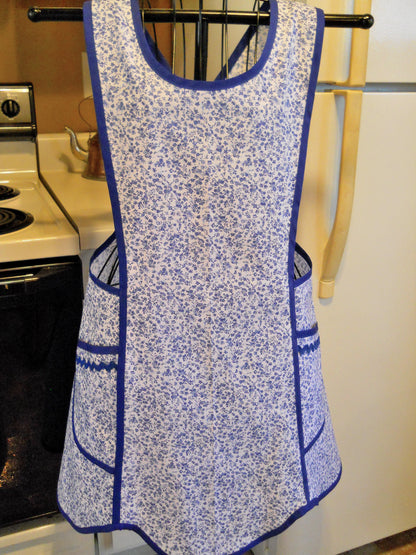Old Fashioned Vintage Style Crossover No Tie Apron in Blue Floral in XL
