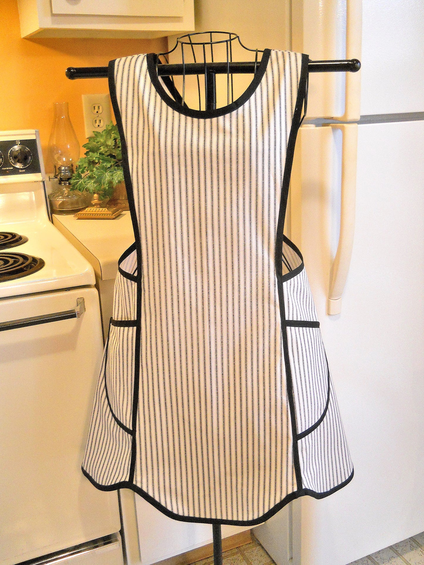 Old Fashioned Crossover No Tie Apron in Black and Ecru Ticking in Medium
